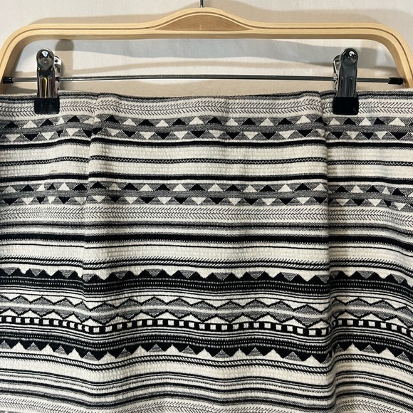 J. Jill Black and White Geometric Design Mini Skirt Elastic Waist Size M - Picture 3 of 7